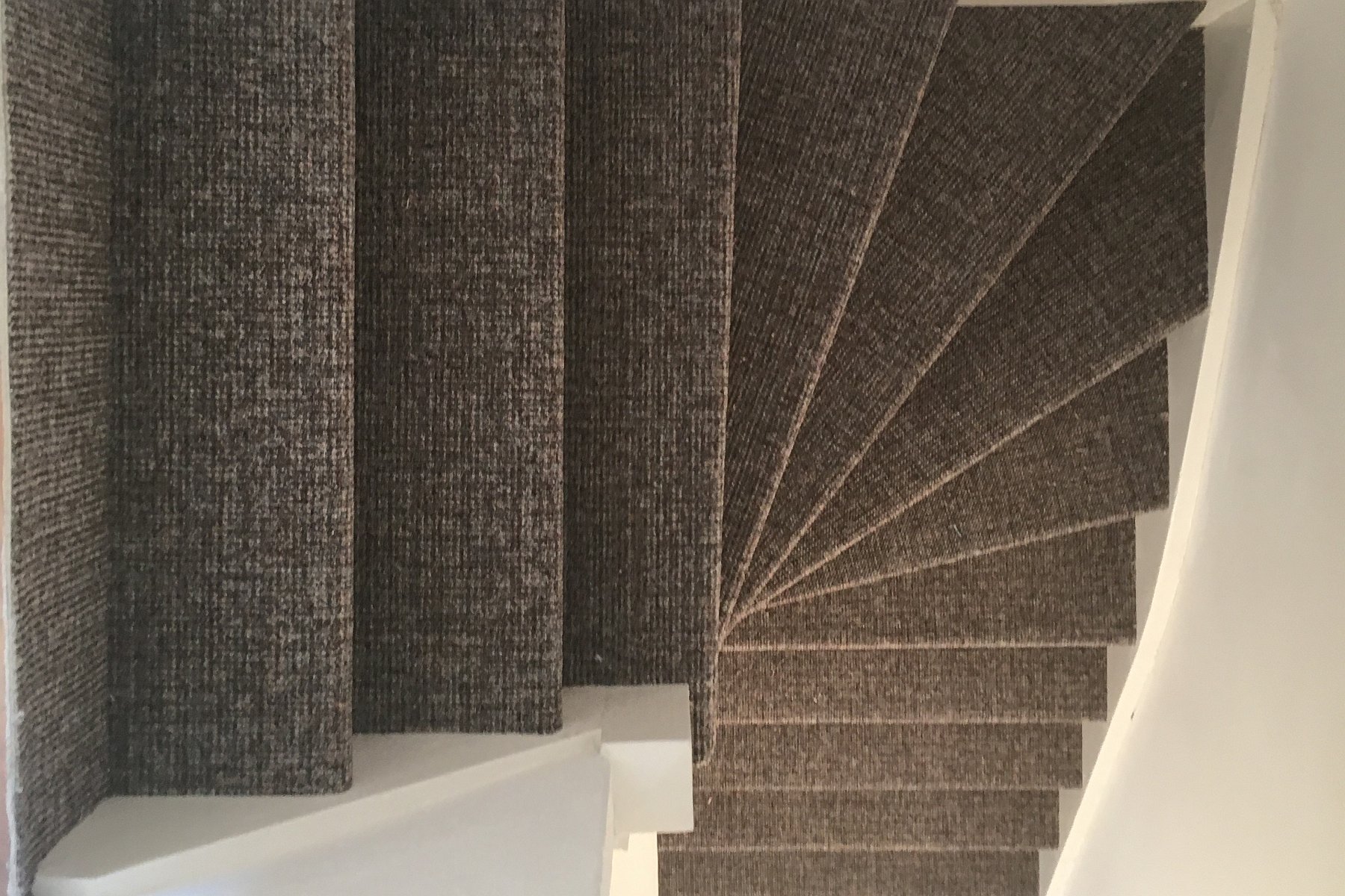 Trap bekleden met bouclé tapijt in Den Haag